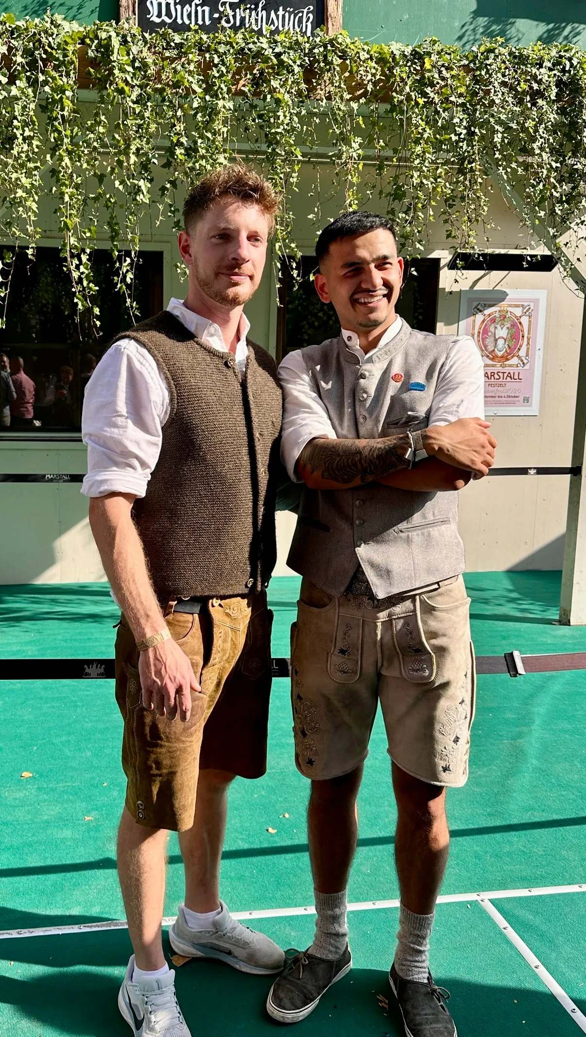 Daniel Bernhard und Rick Weinmann, die Gründer von VRMIND, in Tracht